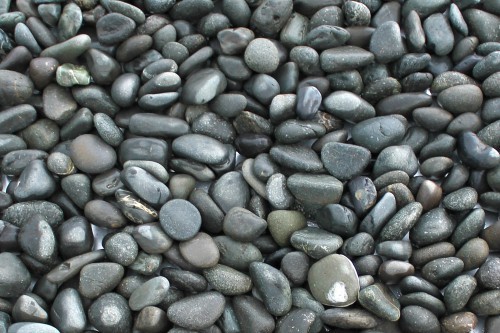  Галька речная окат (темно-серая) фр. 70-150 мм. купить   в Ростове галька речная темно-серая, синяя, серая речная галька округлая  5000 руб/т   фото 