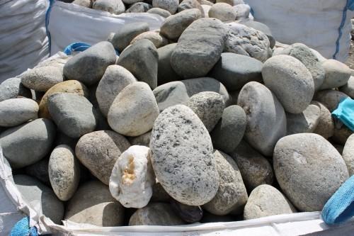  Речной валун (Ассорти) фр.100-300 мм.  купить в Ростове галечник серый, темно-серый, светло-серый речная галька крупных размеров 4200 руб/т   фото 