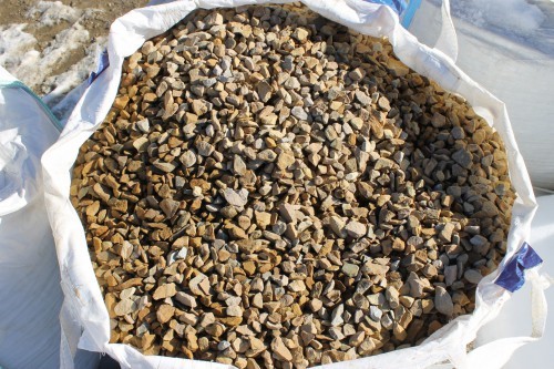  Щебень крошка желтый (песчаник) фр. 20-40 мм.  купить  в Ростове песчаник бежевый рыжий каменная крошка песчаника 7 200 руб/т   фото 