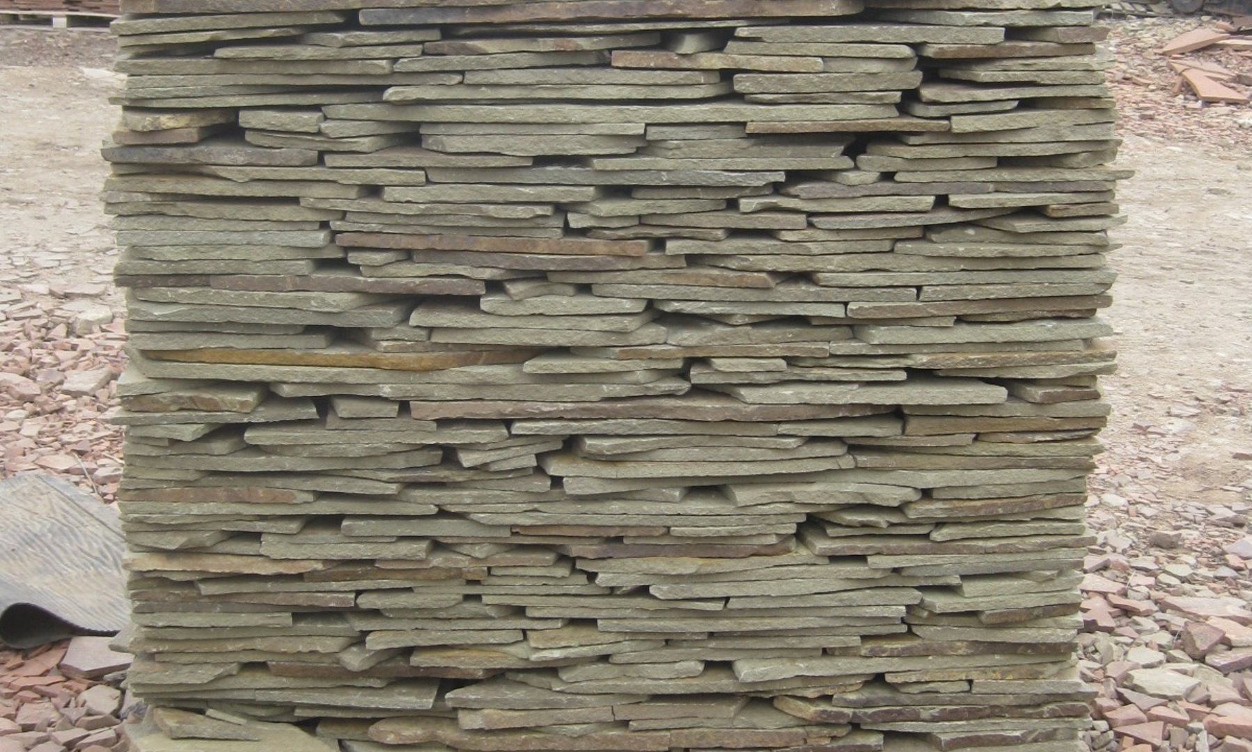 Песчаник пластушка серо-зеленый (1,5 см)  купить  в Ростове плитняк - пластушка серо-зеленый, серый, зеленый пластушка рваная ландшафтная колотая 7 500 руб/м3   фото 