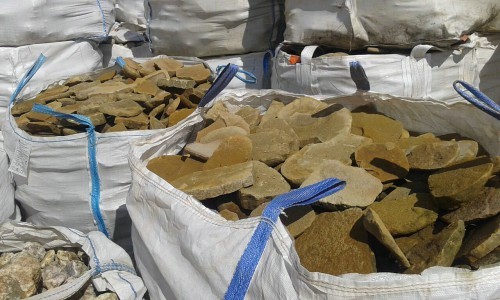 Песчаник колотый для облицовки (фр. 2-3 см)  купить  в Ростове песчаник бежевый серый рыжий песчаник строительный 5000 руб/т   фото 