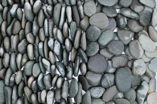 Kamenclub.ru: Галька речная плоская (темно-серая) фр. 70-150 мм. купить   в  Ростовегалечник природный темно-серый серый синий речная плоская природная окатанная  7000 руб/т   фото КАМЕНЬ КЛУБ