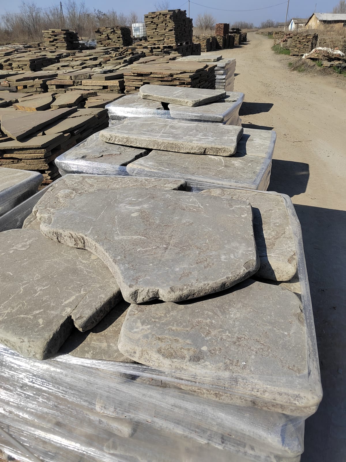 Песчаник пластушка галтованная светло-серая (3,0 см)  купить  в Ростове песчаник светло-серый, серый ландшафтный камень рваный колотый 12 000 руб/м3   фото 