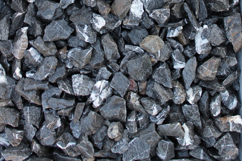  Щебень крошка черный (мрамор) фр. 40-70 мм.  купить  в Ростове мрамор черный с белыми прожилками, черный, белый декоративный щебень 9000 руб/т   фото 