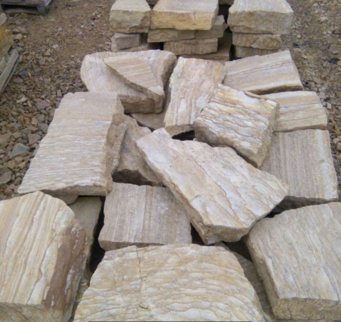  Песчаник пластушка желтый с рисунком (7-15 см)  купить  в Ростове плитняк - пластушка - бут желтый песчаник 8 000 руб/м3   фото 