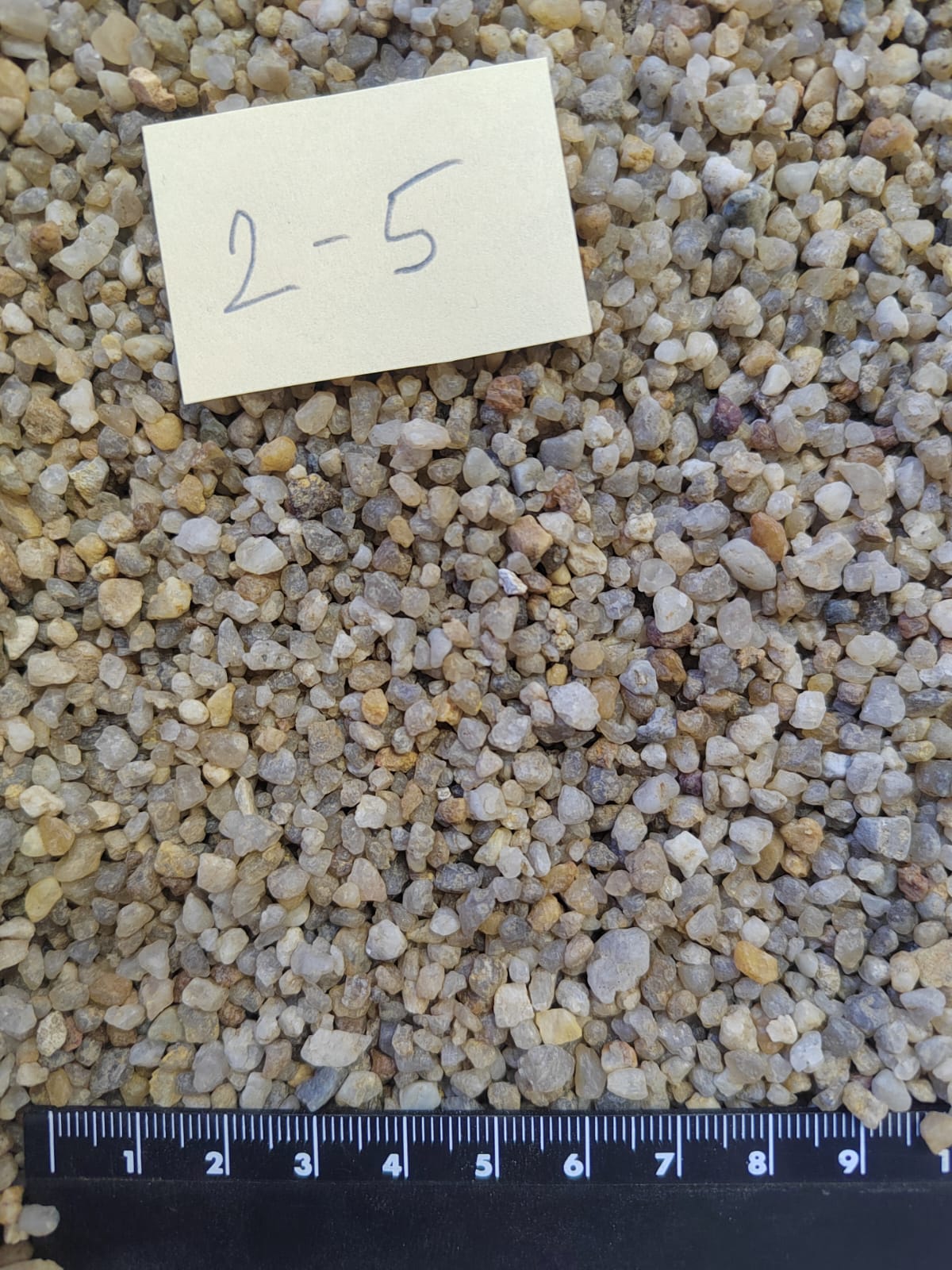 Кварцевый песок для площадок фр. 2-5 мм.  купить в Ростове фото 