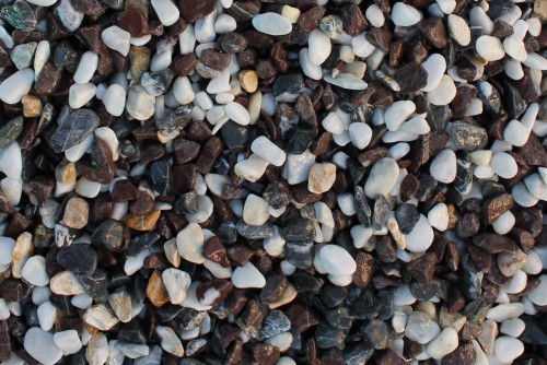  Мраморная крошка (щебень крошка микс : белый-черный-розовый) фр. 5-10 мм.  купить  в Ростове мрамор белый, черный, розовый, разноцветный микс декоративная мраморная каменная крошка 9500 руб/т   фото 