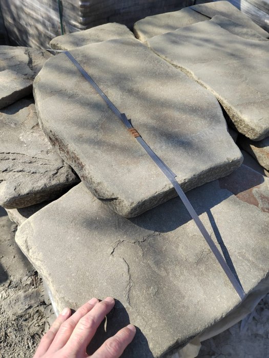  Песчаник пластушка светло-серый (4,0 - 6,0 см)  купить  в Ростове плитняк - пластушка светло-серый песчаник 7 500 руб/м3   фото 