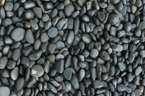  Галька речная окат (темно-серая) фр. 70-150 мм. купить   в Ростове галька речная темно-серая, синяя, серая речная галька округлая  5000 руб/т   фото 