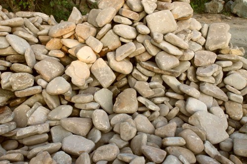 Песчаник для мощения дорожек, площадок, парковок ( фр 5-10 см)  купить  в Ростове песчаник  серый желтый коричневый рыжий песчаник оголтованный окатанный 6500 руб/т   фото 