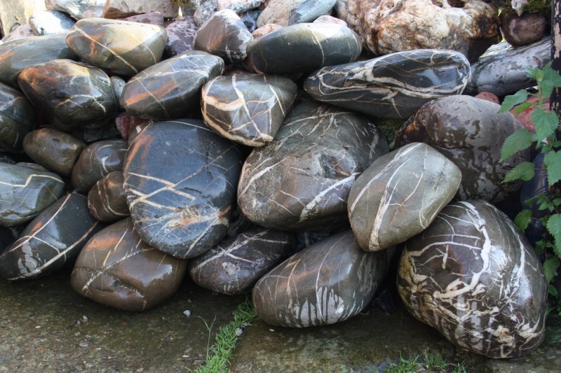  Валунчик Паутинник фр.100-300 мм  купить в Ростове крупный природный камень галечник темно-серый с прожилками белый черный речной валунчик 5000 руб/т   фото 