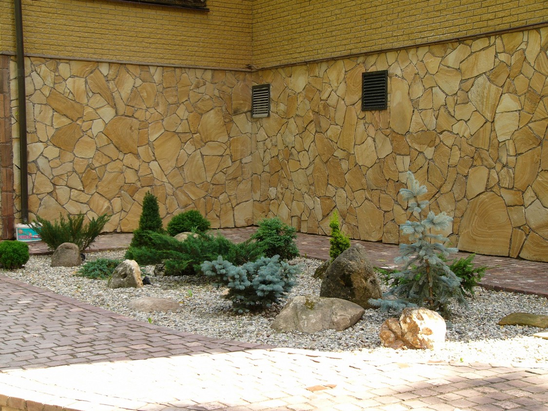 Песчаник пластушка желтый с разводом под дерево (2 см)  купить  в Ростове плитняк желтый с разводами, желтый, рыжий, серый песчаник пластушка рваная ландшафтная 11 000 руб/м3   фото 