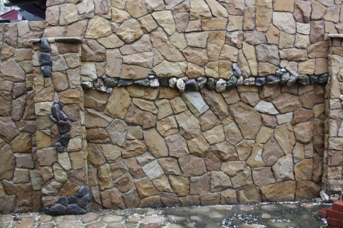 Песчаник колотый для облицовки (фр. 2-3 см)  купить  в Ростове песчаник бежевый серый рыжий песчаник строительный 5000 руб/т   фото 