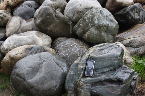  Речной валун Кабанчик фр.300-500 мм.  купить в Ростове крупный природный камень галька серый, темно-серый речной валун галечник масштабный 7000 руб/т   фото 