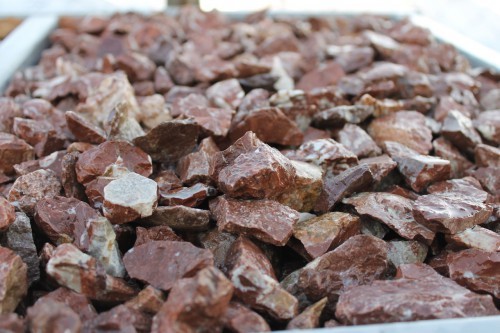  Мраморная крошка (щебень крошка розовый) фр. 20-40 мм.  купить  в Ростове мрамор розовый, красный мраморная крошка декоративная 7700 руб/т   фото 