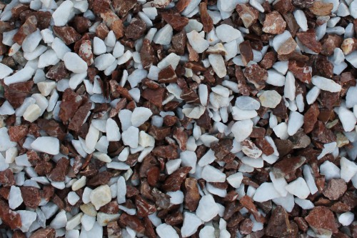  Мраморная крошка (щебень крошка микс : белый-черный-розовый) фр. 20-40 мм.  купить  в Ростове мрамор белый, черный, розовый декоративная ландшафтная крошка 9500 руб/т   фото 