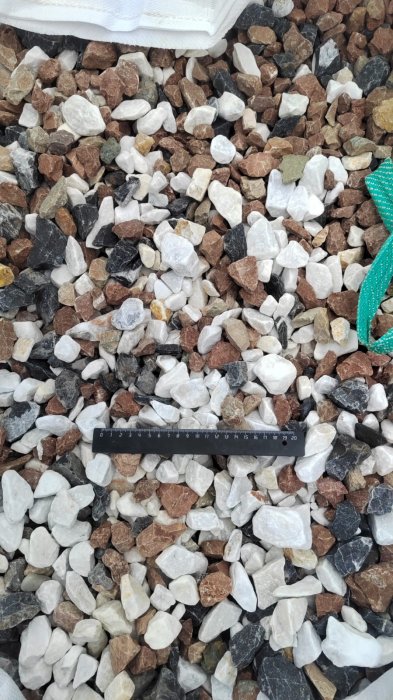 Микс разноцветной гальки (щебень галтованный микс:белый-зеленый-розовый) фр.20-40 мм.  купить  в Ростове мрамор белый, зеленый, розовый мрамор декоративный (галтовка) 14500 руб/т   фото 