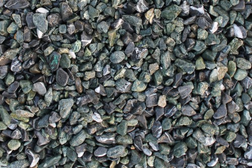 Микс разноцветной гальки  (щебень галтованный микс:зеленый-черный) фр.10-20 мм.  купить  в Ростове мрамор зеленый, черный декоративные ландшафтные окатанные округлые камни щебня 14500 руб/т   фото 