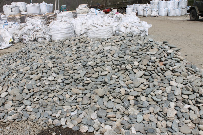 Kamenclub.ru: Галька речная плоская (серо-белая) фр. 70-120 мм. купить   в  Ростовегалька галечник речной серый, белый окатанная плоская  природная галька 7000 руб/т   фото КАМЕНЬ КЛУБ