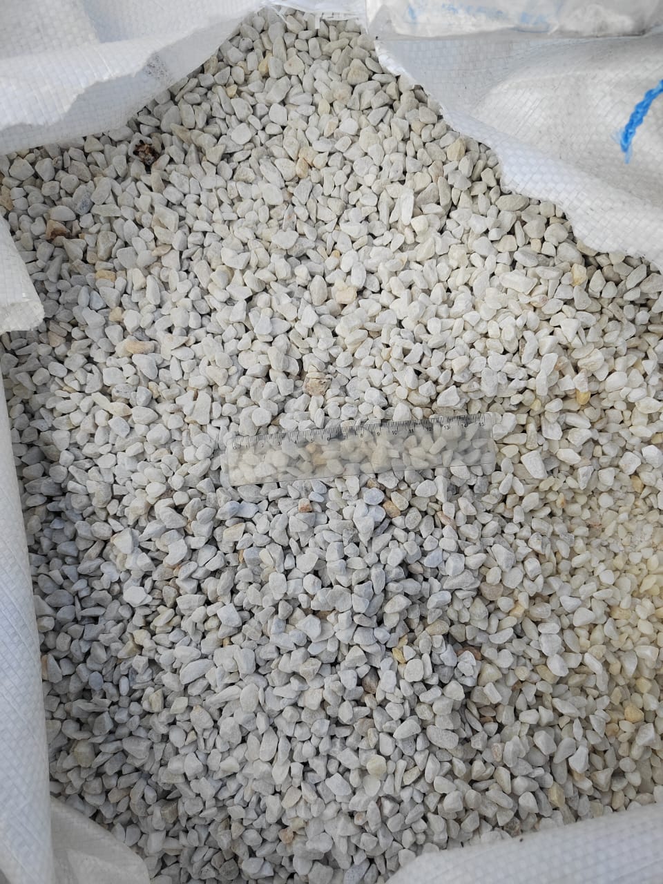  Мраморная крошка, щебень, цвет-белый, фр. 5-10 мм.  купить  в Ростове мрамор белый, айвори, молочный мраморная каменная крошка ландшафтная 9500 руб/т   фото 