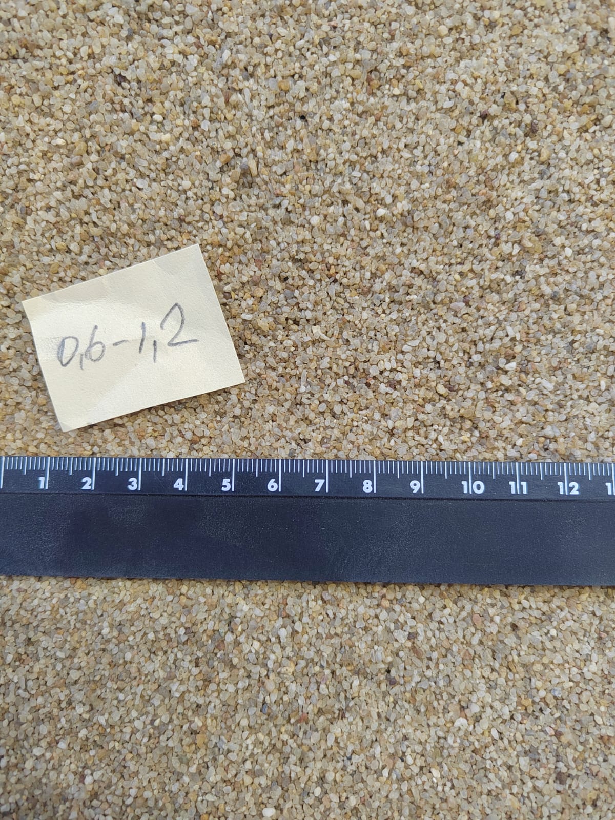 Кварцевый песок для площадок фр. 0,6-1,2 мм.  купить в Ростове фото 