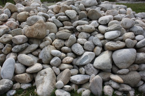  Бело-серый валунчик фр.100-300 мм.  купить в Ростове крупный камень для ландшафта серый, белый бело-серый валун крупная галька 4500 руб/т   фото 