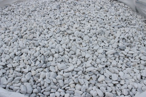  Белая мраморная галька (щебень галтованный белый) фр.10-20 мм.  купить  в Ростове мрамор белый, молочный, айвори окатанный округлый декоративный ландшафтный щебень 14500 руб/т   фото 