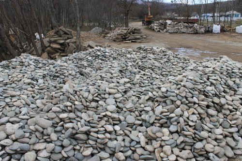 Kamenclub.ru: Галька речная плоская (ассорти) фр. 100-200-300 мм купить   в  Ростовегалька галечник природный серый, белый темно-серый синий рыжий светло-серый природная галька плоская крупная 5500 руб/т   фото КАМЕНЬ КЛУБ