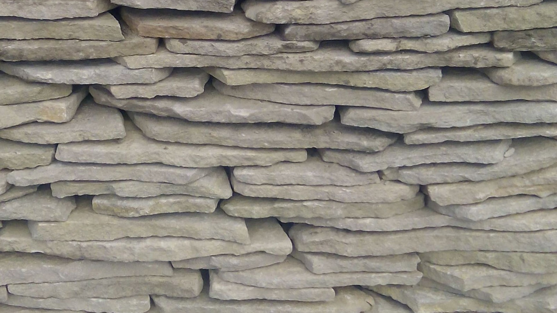 Песчаник пластушка светло-серый (2,0 см)  купить  в Ростове плитняк- ластушка светло-серый, серый рваный ландшафтный плитняк колотый 7 500 руб/м3   фото 