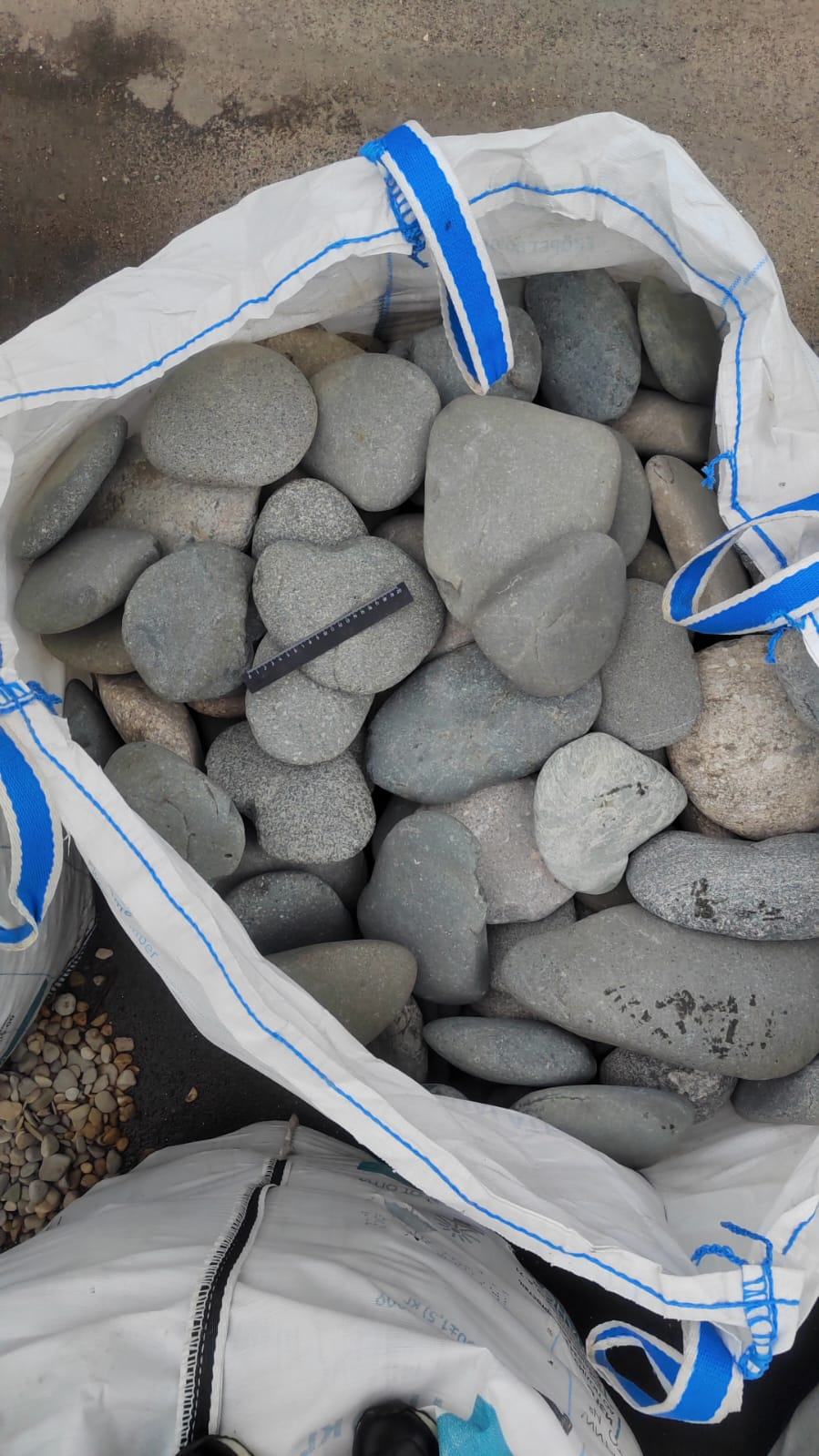 Kamenclub.ru: Галька речная плоская (темно-серая) фр. 70-150 мм. купить   в  Ростовегалечник природный темно-серый серый синий речная плоская природная окатанная  7000 руб/т   фото КАМЕНЬ КЛУБ