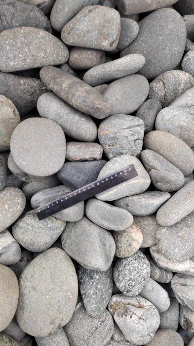  Галька речная окат (темно-серая) фр. 70-150 мм. купить   в Ростове галька речная темно-серая, синяя, серая речная галька округлая  5000 руб/т   фото 