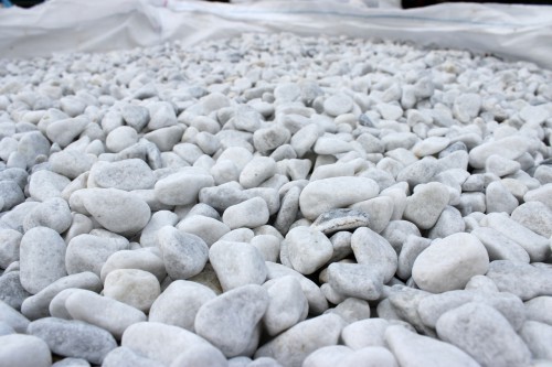  Белая мраморная галька (щебень галтованный белый) фр.10-20 мм.  купить  в Ростове мрамор белый, молочный, айвори окатанный округлый декоративный ландшафтный щебень 14500 руб/т   фото 