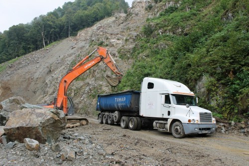  Гранит скальник (серо-зеленый) фр. 500-1500 мм.  купить в Ростове гранит мрамор  серый зеленый темно-серый глыба скальная колотая ландшафтная 7 500 руб/т   фото 