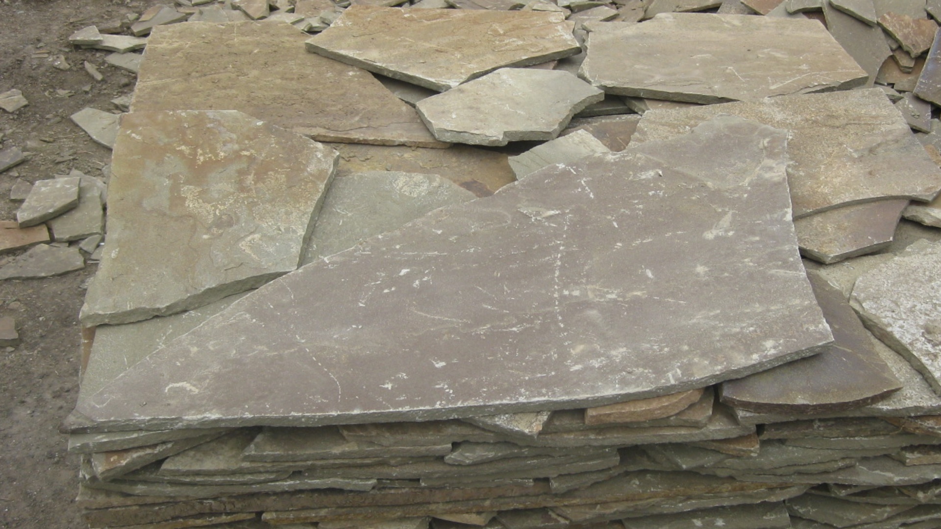 Песчаник пластушка серо-зеленый (1,5 см)  купить  в Ростове плитняк - пластушка серо-зеленый, серый, зеленый пластушка рваная ландшафтная колотая 7 500 руб/м3   фото 