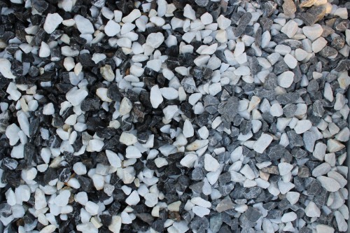  Мраморная крошка (щебень крошка микс : черный-белый) фр. 10-20 мм.  купить  в Ростове мрамор белый, черный каменная декоративная крошка ландшафтная 9500 руб/т   фото 