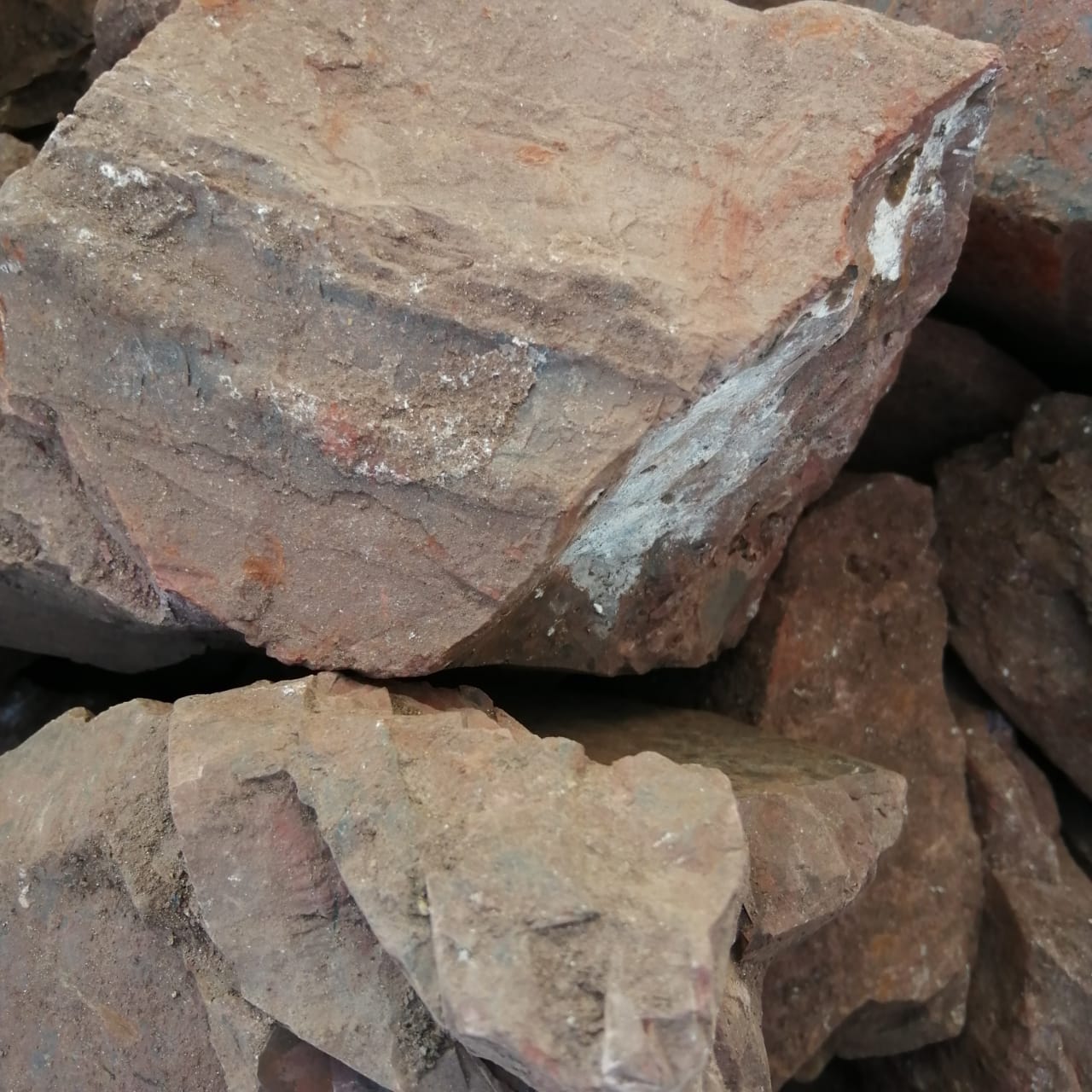 фото Яшма красная  (фр. 70-100 мм)  купить в Ростове в интернет-портале 