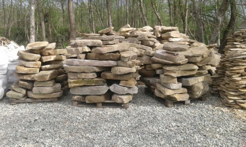 Песчаник плиты - плахи - пошаговые дорожки (фр. 70-150 мм)  купить  в Ростове песчаник серый бежевый желтый зеленый колотый песчаник строительный 6500 руб/т   фото 