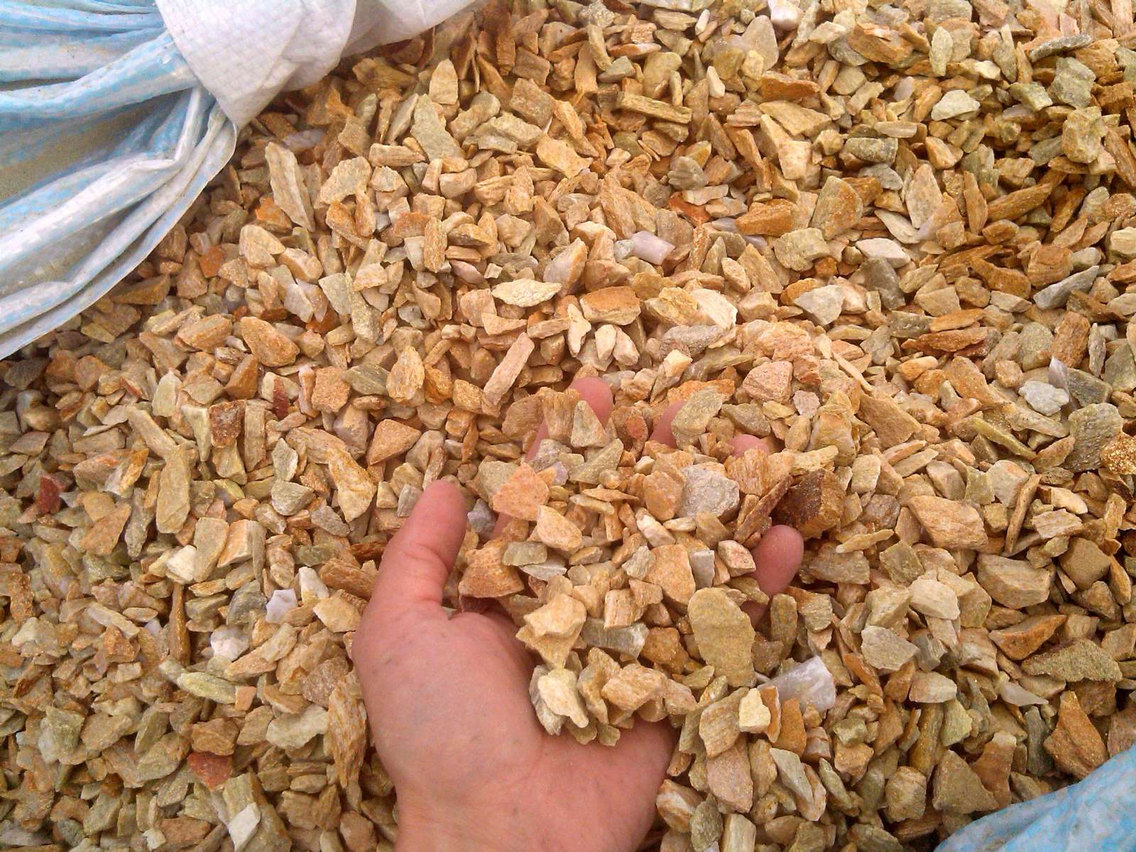  Щебень крошка желтый (ЗЛАТОЛИТ) фр. 20-40 мм.  купить  в Ростове златолит бежевый, золотистый, желтый декоративная каменная крошка 8 000 руб/т   фото 