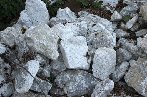  Мраморизированный известняк фр. 100-500 мм.  купить в Ростове известняк серый белый темно-серый сероватый валун природного образования окатанный 7 500 руб/т   фото 