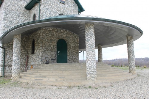 Kamenclub.ru: Галька речная плоская (бело-серая) фр. 100-200-300 мм. купить   в  Ростовегалька речная плоская серый, белый, бело-серый, серо-белый речная галька плоская  6000 руб/т   фото КАМЕНЬ КЛУБ