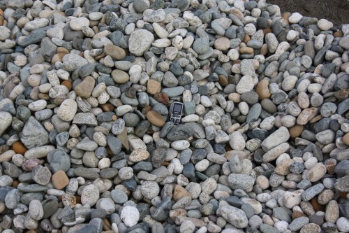  Галька речная окат (ассорти) фр. 50-100 мм. купить   в Ростове галька природная округлая серая белая черная серая коричневая синяя галька речная окатанная округлая 5000 руб/т   фото 