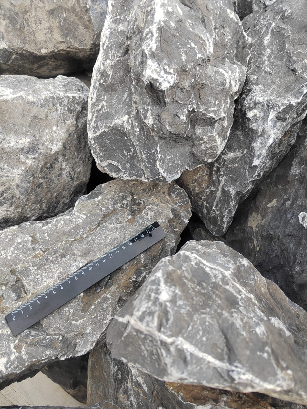  Черный мрамор скальник фр. 100-500 мм.  купить в Ростове мрамор черный белый серый крупный колотый валун ландшафтный 9000 руб/т   фото 