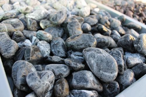  Черная галька (щебень галтованный черный мрамор) фр.20-40 мм.  купить  в Ростове мрамор черный с белыми прожилками мрамор окатанный округлый 13500 руб/т   фото 