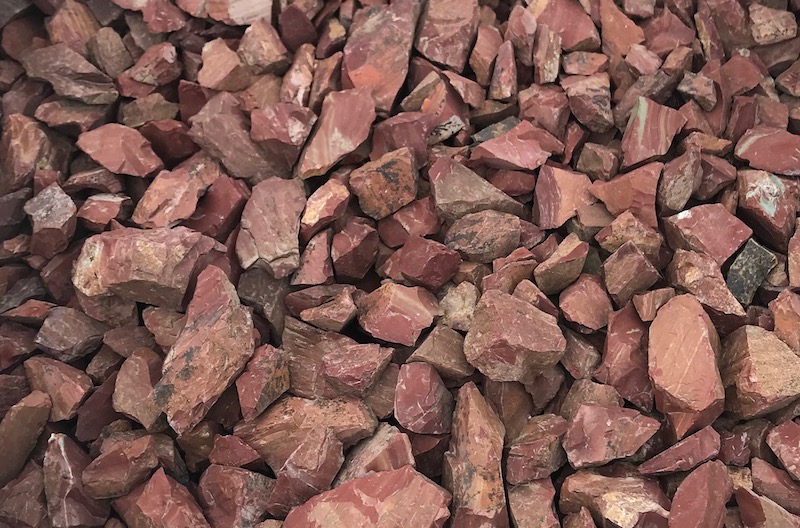  Щебень крошка красный (ЯШМА) фр. 20-40 мм.  купить  в Ростове яшма красный, бордовый декоративный ландшафтный щебень 6 600 руб/т   фото 