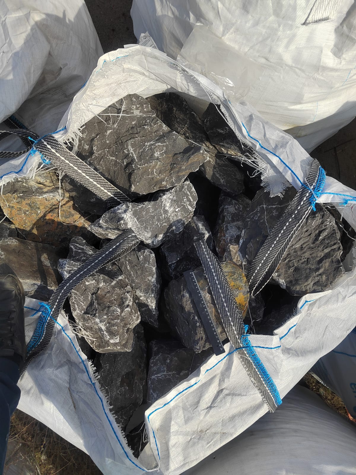  Черный мрамор скальник фр. 100-500 мм.  купить в Ростове мрамор черный белый серый крупный колотый валун ландшафтный 9000 руб/т   фото 