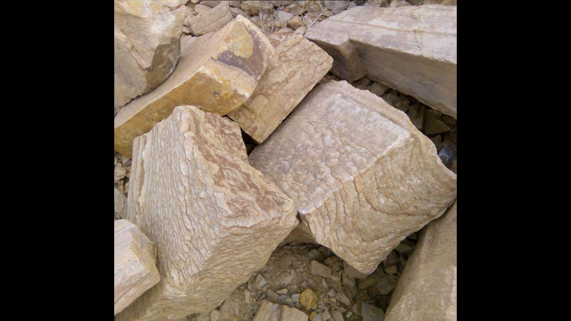 Песчаник пластушка желтый с рисунком (4-6 см)  купить  в Ростове плитняк пластушка желтый с рисунком песчаник 9 000 руб/м3   фото 