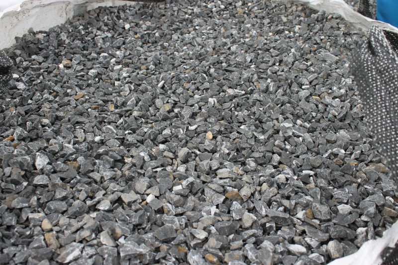  Щебень крошка черный (мрамор) фр. 20-40 мм.  купить  в Ростове мрамор черный с белыми прожилками мраморная каменная крошка 9000 руб/т   фото 