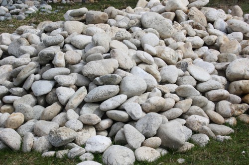  Бело-серый валунчик фр.100-300 мм.  купить в Ростове крупный камень для ландшафта серый, белый бело-серый валун крупная галька 4500 руб/т   фото 