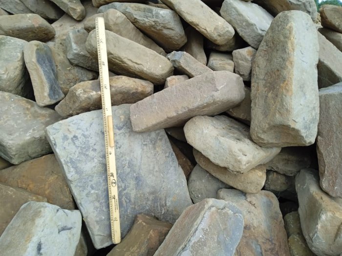  Песчаник для мощения дорожек, площадок, парковок ( фр 5-10 см)  купить  в Ростове песчаник  серый желтый коричневый рыжий песчаник оголтованный окатанный 6500 руб/т   фото 