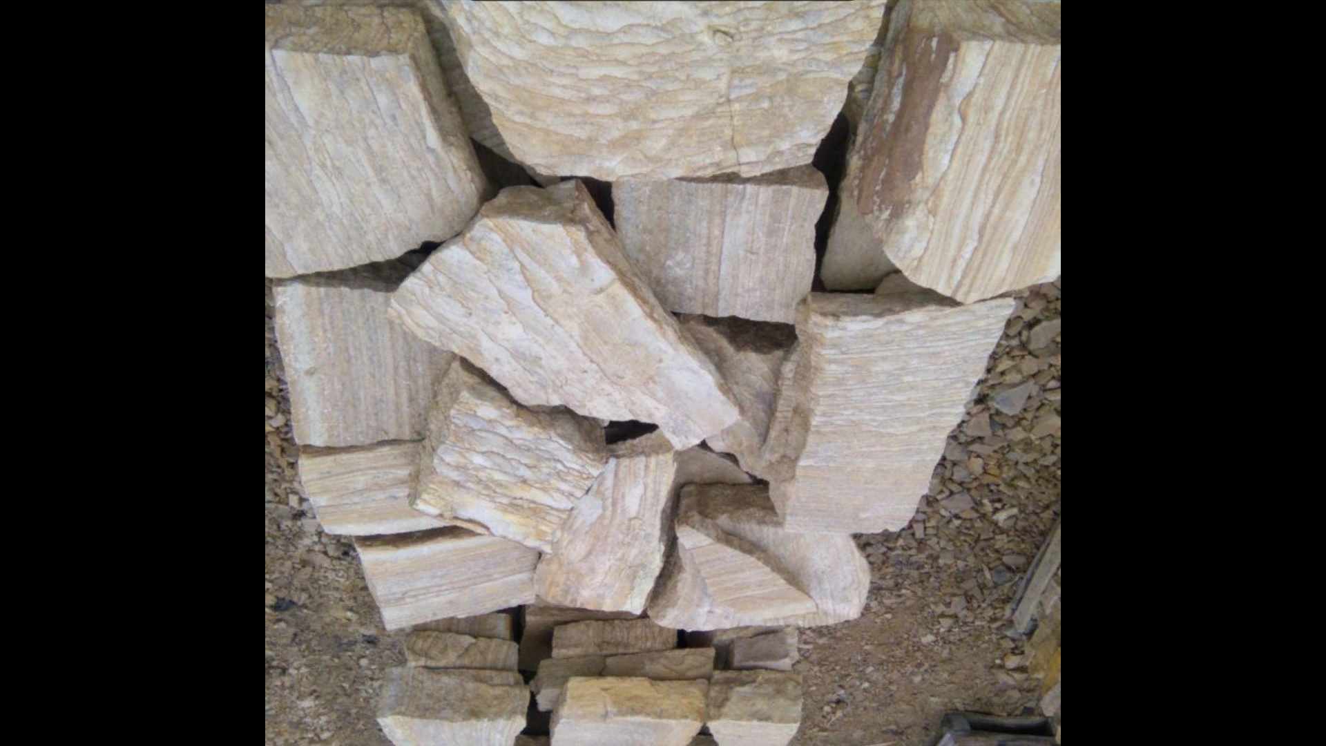 Песчаник пластушка желтый с рисунком (4-6 см)  купить  в Ростове плитняк пластушка желтый с рисунком песчаник 9 000 руб/м3   фото 